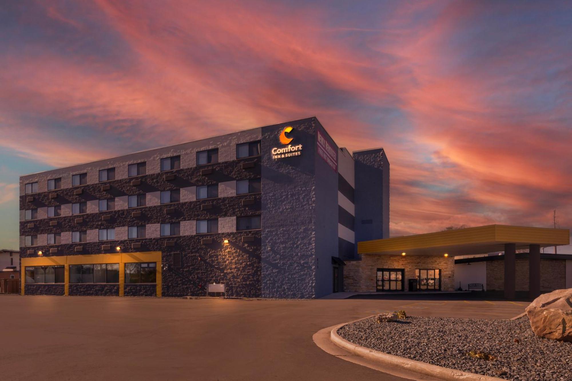 Comfort Inn & Suites Beaver Dam Экстерьер фото